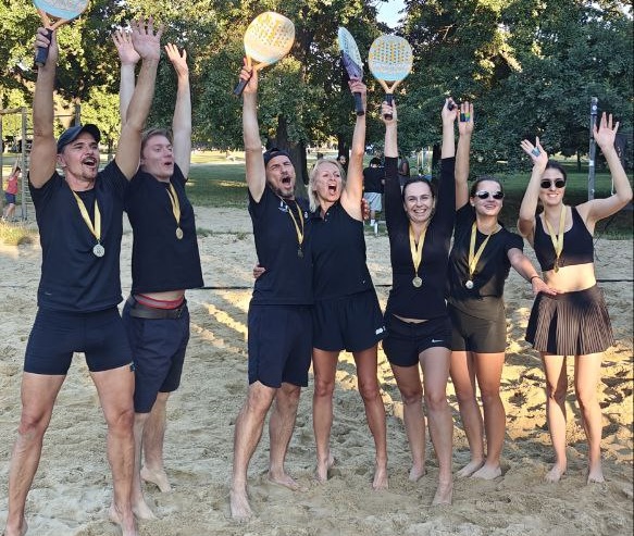 🏖️ Beach-Tennis-Schlacht: Schwarz vs Weiß!